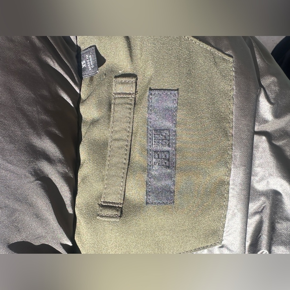 Uniqlo winter jacket - Picture 9 of 10